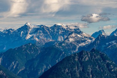 Soluk kesen bir sonbahar yürüyüşü, kar kaplı tepelerin ve engebeli vadilerin ihtişamını yakalar. Fuessener Joechle 'den Grosse Schlicke rotasına kadar sükunet ve macera uyandırır.