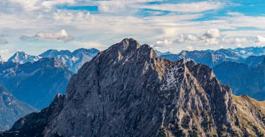 Engebeli alp dağlarının nefes kesici manzarası yumuşak sonbahar güneşinde yıkanarak dinginliği ve macerayı anımsatıyor. Manzaralı Fuessener Joechle ile Grosse Schlicke rotasında.