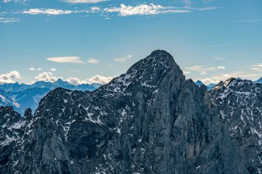 Engebeli alp zirvelerinin nefes kesici panoramik manzarası serin sonbahar güneşiyle yıkanarak Fuessener Joechle 'den Grosse Schlicke' ye kadar uzanan manzaralı yürüyüşte dinginlik ve macera uyandırır.