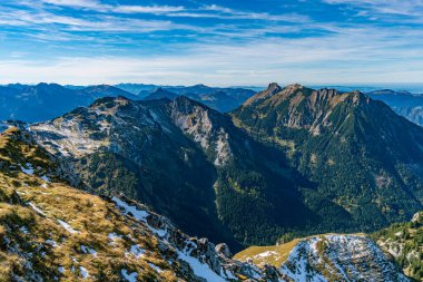 Soluk kesen bir sonbahar yürüyüşü, Fuessener Joechle 'den Grosse Schlicke rotasına uzanan karla öpülmüş tepelerin ve altın ormanların huzur ve macerayı çağrıştıran dingin güzelliğini yakalar.