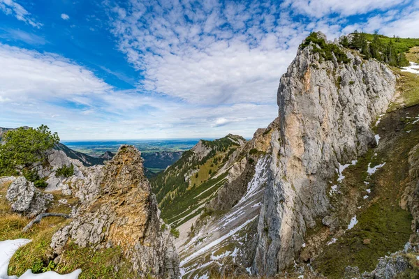 Fuessener Joechle 'den Grosse Schlicke' ye uzanan dairesel güzergah boyunca nefes kesici bir sonbahar yürüyüşü engebeli uçurumları, altın ormanları ve sakin dağ havasını ve macerayı çağrıştırıyor.