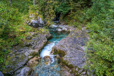 Huzurlu bir dağ deresi yosun kaplı kayaların üzerinde zarifçe çağlayarak Avusturya 'nın el değmemiş çöllerinde sükunet ve doğal güzelliği çağrıştırıyor.