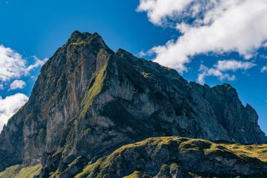 Nefes kesen bir dağ manzarası Feuerstein zirvesinin engebeli ihtişamını yakalıyor. Avusturya 'da huzur ve huşu uyandırıyor. Temiz gökyüzünün altındaki el değmemiş Gadental vadisi.