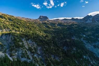 Nefes kesici bir dağ manzarası Gadental Vadisi 'nin dingin güzelliğini yakalıyor, altın güneş ışığıyla yıkanmış, engebeli alp ihtişamı arasında korku ve sükunet uyandırıyor.