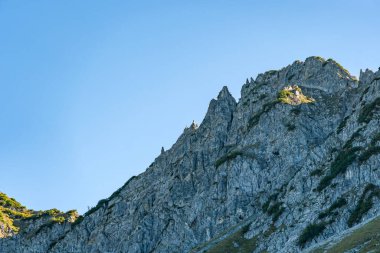 Nefes kesen bir dağ manzarası Grosses 'in dingin ihtişamını engebeli araziyi yakalar, dinginliği ve serüvenleri canlandırır.