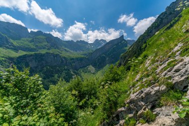 Nefes kesen bir dağ yürüyüşü canlı yeşil çayırlar, engebeli uçurumlar ve parlak gökyüzünün altında yükselen tepeler Switzerlands Appenzell Alpleri 'nin kalbinde dinginlik ve macera uyandırıyor.