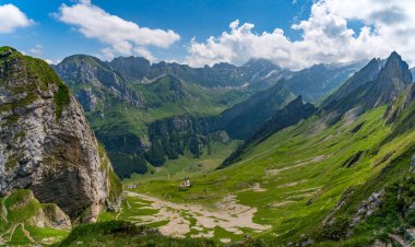 Sakin bir dağ yürüyüşü serin yeşil vadilerin ve engebeli tepelerin sersemletici manzaralarını gözler önüne seriyor barış ve macera çağrıştıran parlak gökyüzünün altında.