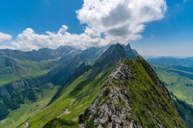 Apenzell Alplerinde Schaefler 'in engebeli güzelliğini gösteren nefes kesici bir hava manzarası aydınlık gün ışığı altında huzur ve macera çağrıştırıyor.