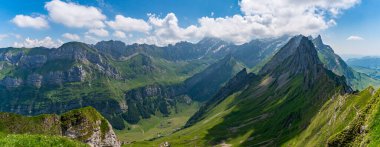 Huzurlu bir dağ yürüyüşü Appenzell Alpleri 'nin göz kamaştırıcı manzaralarını gözler önüne seriyor, engebeli uçurumları berrak gökyüzünün altında canlı çayırlarla harmanlıyor.