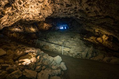 Karanlık Münzevi mağaraları antik kaya oluşumlarını ve ürkütücü mavi parıltılarını gözler önüne seriyor, İsviçre 'deki Alpstein Dağları' nda macera ve merak uyandırıyor.
