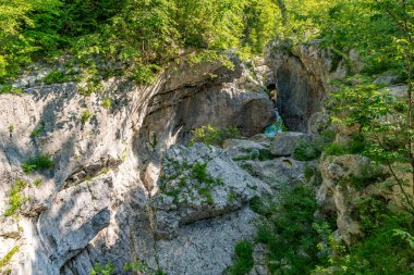 Soluk kesici bir hava manzarası, zümrüt suları ve antik kaya oluşumlarının Slovenya Triglav Ulusal Parkı 'nda huzurlu bir yürüyüş cenneti yarattığı Soca Troughs' un engebeli güzelliğini yansıtıyor.