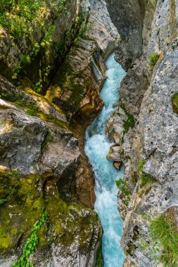 Zümrüt sularının uçsuz bucaksız kanyonlarda süzülmesi Triglav Ulusal Parkları 'nda huzur ve korku uyandırıyor.