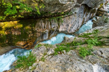 Slovenya 'nın el değmemiş Soca Vadisi' nde dinginlik ve doğal mucizeyi çağrıştıran engebeli kanyon duvarlarından zarif bir şelale akıyor.