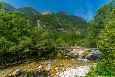 Huzurlu bir yürüyüş, doğanın özünü yansıtıyor. Tahta bir köprü Lepenjica Nehri 'ni aşarak Slovenya' daki görkemli Sunik Şelaleleri 'ne doğru ilerliyor.