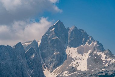 Javolec 'in parlak mavi gökyüzüne karşı yükselen sarp dağların nefes kesici manzarası, Slovenya' daki el değmemiş Triglav Milli Parkı 'nda korku ve sükuneti çağrıştırıyor.