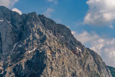 Priya 'nın nefes kesen yakın çekimi, berrak gökyüzü altında engebeli kayalıkların altında, Slovenya' daki el değmemiş Triglav Milli Parkı 'nda korku ve sükuneti çağrıştırıyor.