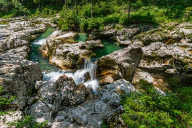 Slovenya 'da barış ve doğal güzelliği çağrıştıran engebeli kireçtaşı kayaların üzerinden zarif bir şelale akıyor.
