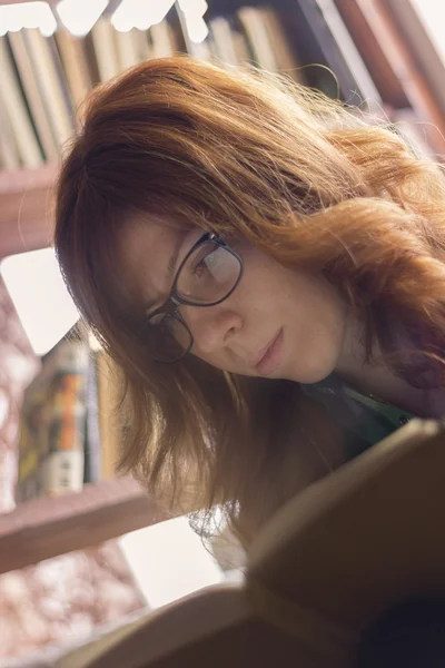 Hipster girl reading a book — Stock Photo, Image