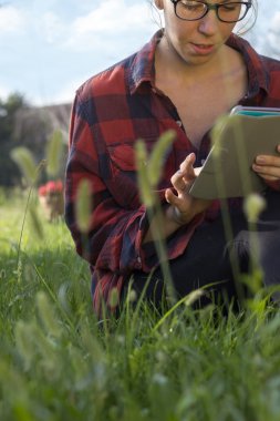 tablet bilgisayar kullanan hippi kız