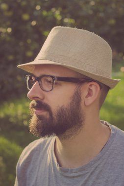 Sakallı genç hippi erkek hayal 