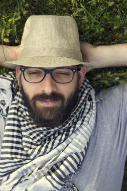 Sakallı genç hippi erkek hayal