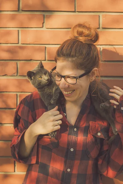 Hipster fille jouer avec son chat — Photo