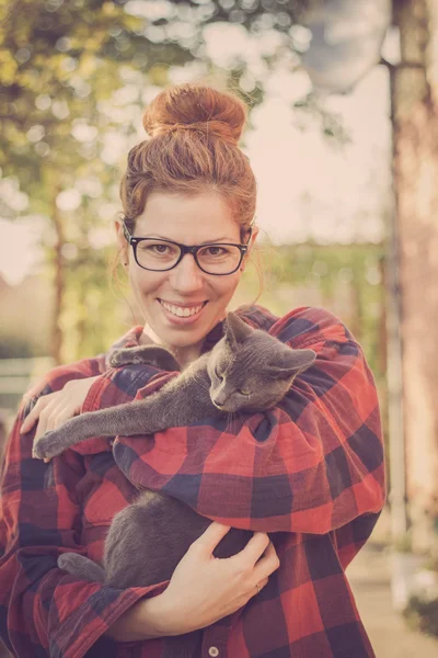 Hipster menina brincando com seu gato — Fotografia de Stock