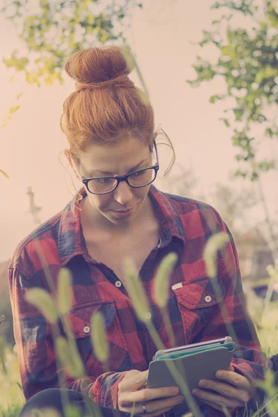 Hipster dziewczyna przy użyciu komputera typu tablet — Zdjęcie stockowe