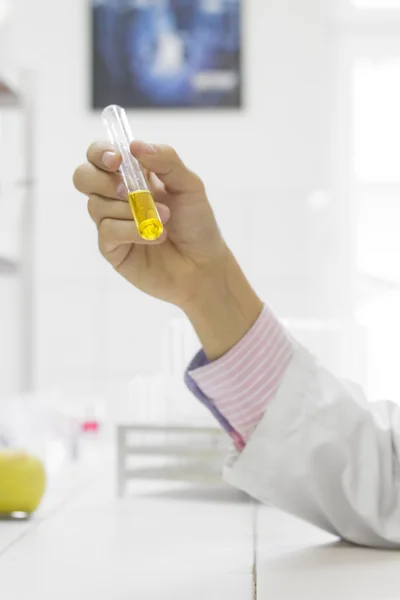 Cientista que detém amostra de teste de urina — Fotografia de Stock