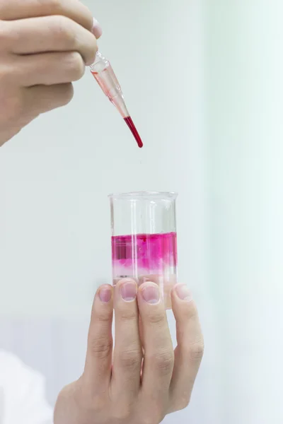 Scienziato con campione di urina — Foto Stock