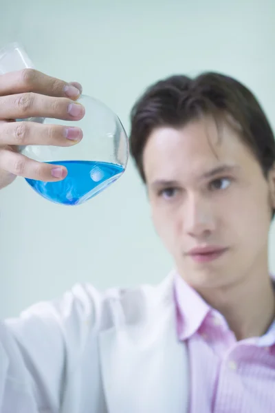 Cientista segurando um cilindro e fazendo soro — Fotografia de Stock