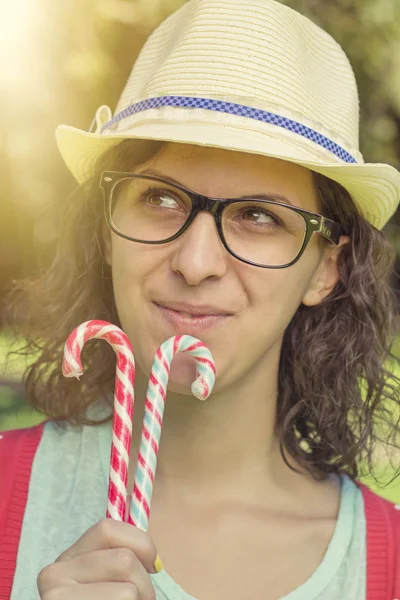 Feliz Hipster menina segurando doces bastões — Fotografia de Stock