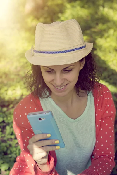 Hipster meisje texting — Stockfoto