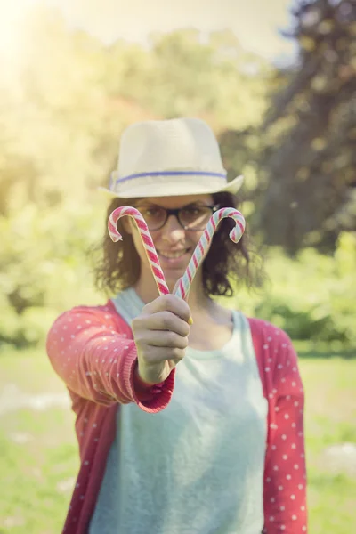 Feliz chica Hipster sosteniendo bastones de caramelo — Foto de Stock