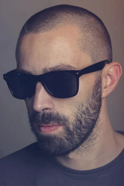 Portrait of a young man wearing sunglasses — Stock Photo, Image