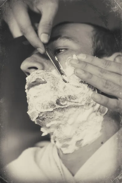 Junger Mann beim Friseur — Stockfoto