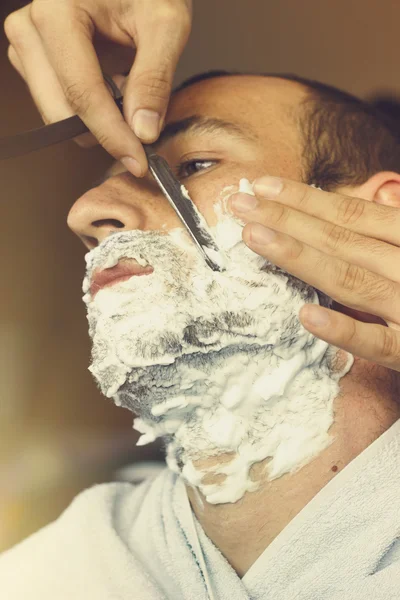 Junger Mann beim Friseur — Stockfoto