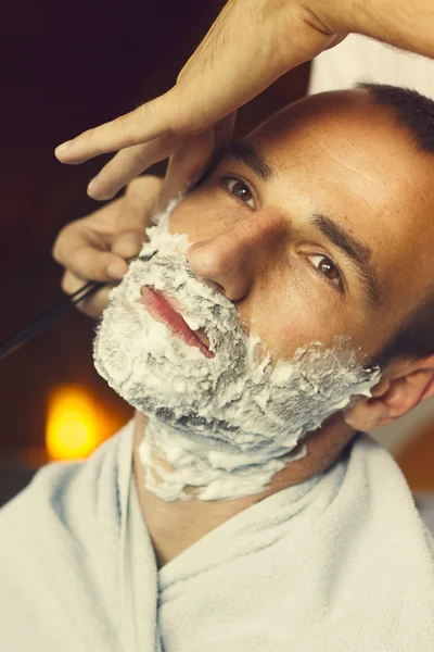 Joven en el barbero — Foto de Stock