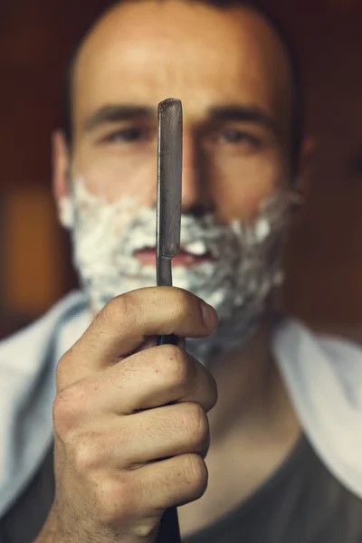 Young man holding straight razor — Stock Photo, Image