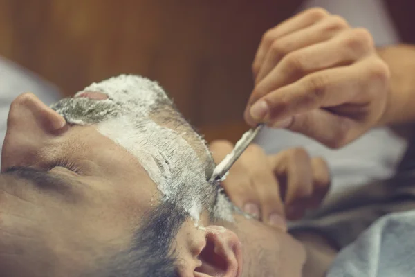 Junger Mann beim Friseur — Stockfoto