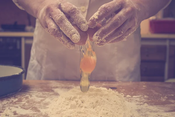 Chef cracking an egg. Retro colors — Stock Photo, Image