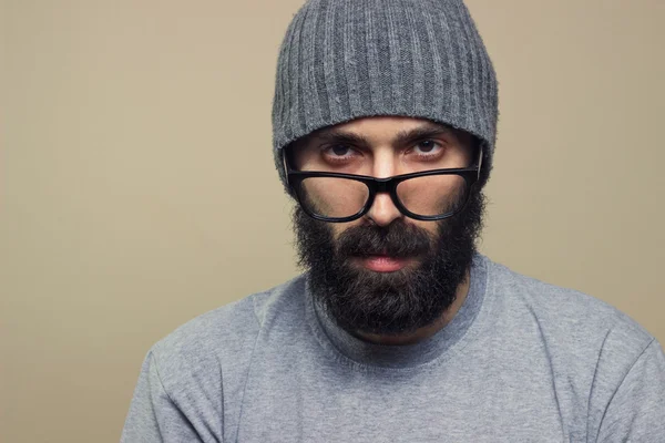 Jeune homme barbu hipster avec des lunettes — Photo