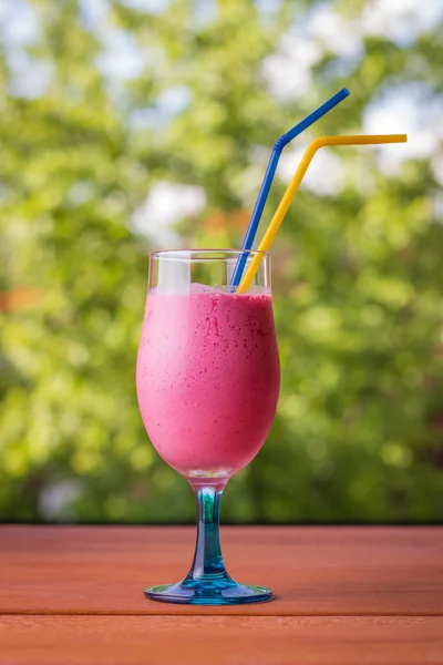 Batido de frutas de baya rosada saludable en un primer plano de vaso — Foto de Stock