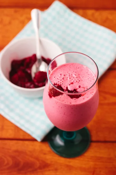 Batido de frutas de baya rosada saludable en un primer plano de vaso —  Fotos de Stock