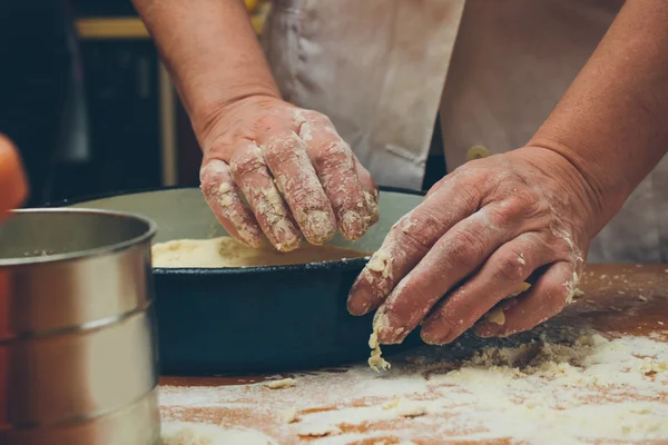 Att göra hembakt bröd. Retro stylad bildspråk — Stockfoto