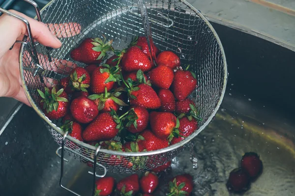 Skölj färska ekologiska jordgubbar — Stockfoto