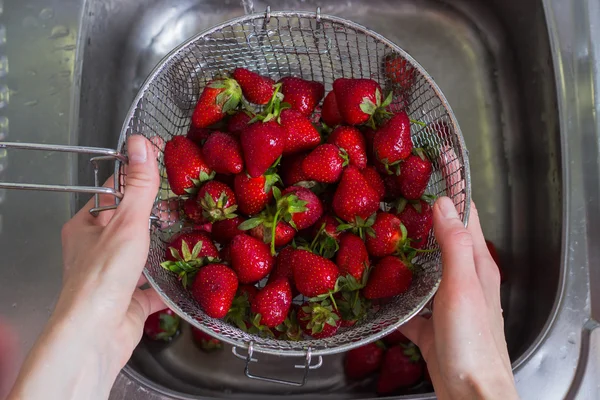 Enjuague Fresas ecológicas frescas —  Fotos de Stock