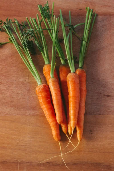 Carottes sur fond en bois Photo De Stock