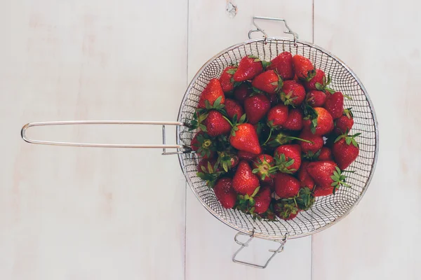 Fresas orgánicas frescas en una mesa de madera blanca Imágenes de stock libres de derechos