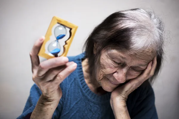 Femeie în vârstă și clepsidră — Fotografie, imagine de stoc